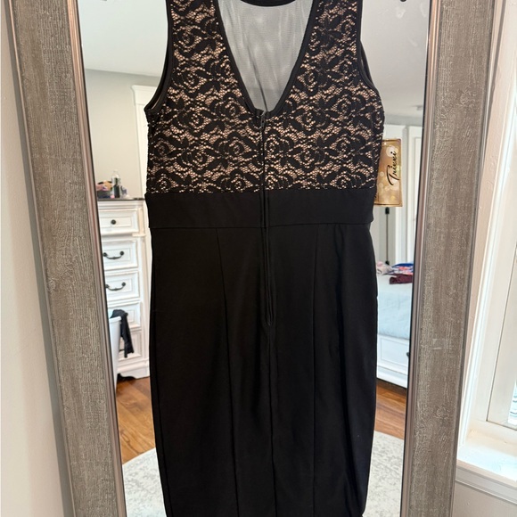 Black and Lace Sleeveless Dress - Picture 2 of 3